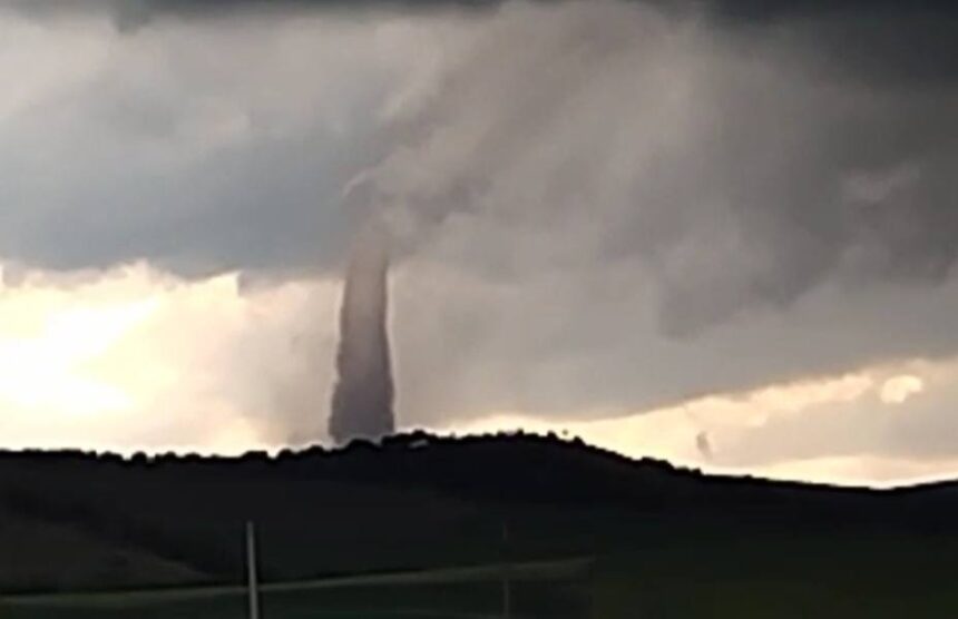 Atenție! Cod roșu de tornadă: Descoperă regiunile afectate de fenomene meteorologice extreme. 1 alerta meteo cu cod rosu de tornada vezi zonele vizate de fenomene meteo extreme 681cc9eb9d27d