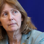 Kathleen Kavalec, ambasadoarea Statelor Unite la București, își încheie misiunea, iar Michael Dickerson preia temporar conducerea. 3 ambasadoarea sua la bucuresti kathleen kavalec se retrage michael dickerson va ocupa functia de charge daffaires ad interim 682c2775a051f