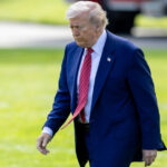 „Experții resping afirmațiile lui Donald Trump: 'Presiunea președintelui nu va muta fabrica de iPhone în America'” 3 analistii il contrazic pe donald trump amenintarile presedintelui nu vor aduce productia de iphone in sua 6831a656db593