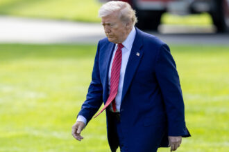 analistii il contrazic pe donald trump amenintarile presedintelui nu vor aduce productia de iphone in sua 6831a656db593