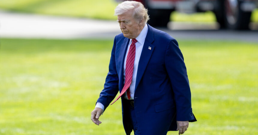 „Experții resping afirmațiile lui Donald Trump: 'Presiunea președintelui nu va muta fabrica de iPhone în America'” 1 analistii il contrazic pe donald trump amenintarile presedintelui nu vor aduce productia de iphone in sua 6831a656db593
