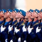 Economia de război a lui Vladimir Putin își pierde din avânt, însă rușii continuă să se simtă prosperi, iar percepția lor despre conflict rămâne neschimbată. 3 analiza ft economia de razboi a lui vladimir putin se raceste dar rusii inca se simt mai bogati iar asta nu le schimba opinia despre razboi 6837436e2efea