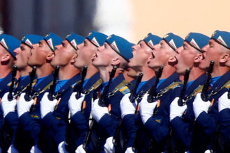 analiza ft economia de razboi a lui vladimir putin se raceste dar rusii inca se simt mai bogati iar asta nu le schimba opinia despre razboi 6837436e2efea