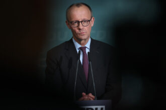 analiza noul cancelar german friedrich merz este slabit inca din prima zi iar europa va plati pretul scrie politico 681b31fe461f9