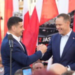 Într-o analiză Reuters, alegerile din România: MAGA își îndreaptă privirea spre răsărit. Candidatul favorit câștigă avântul dreptei radicale. 2 analiza reuters despre alegerile din romania maga o ia spre est favoritul prezidential se urca pe valul dreptei radicale 6824b27713b95