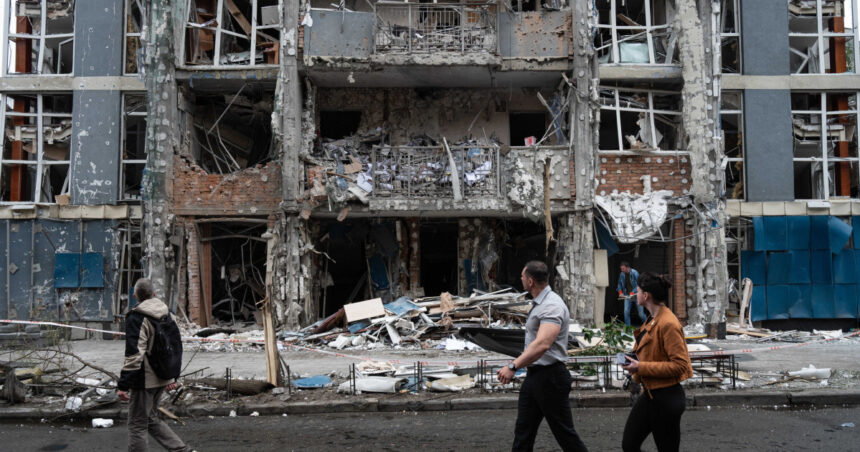 Strategia Kremlinului: Atacuri aeriene asupra civililor din Ucraina pentru a crea iluzia victoriei rusești 1 analiza teroarea indusa de kremlin prin atacuri aeriene asupra civililor ucrainei are ca scop sustinerea impresiei ca rusia castiga razboiul 6835f90e2cdfd