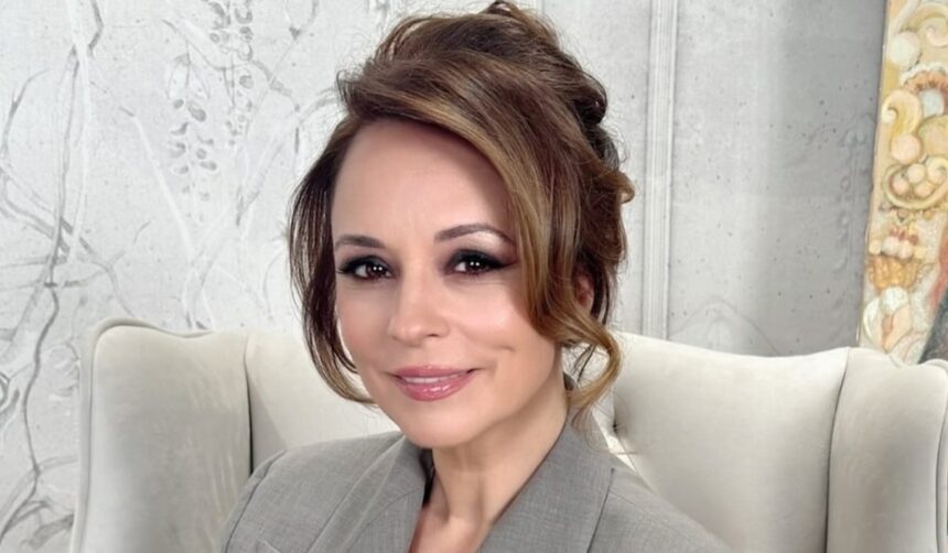 Andreea Marin a avut un moment neplăcut în direct: reacția fostei gazde de la „Surprize, surprize” a fost emoționantă: „Îmi tremurau picioarele!” 1 andreea marin a cazut in direct la tv cum a reactionat fosta prezentatoare de la surprize surprize imi tremurau picioarele 6821e7e4b6b4d