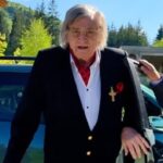 Florin Piersic și Sofia Vicoveanca, prezențe emblematice la Putna, în mijlocul unui eveniment cultural deosebit, cu sprijinul cârjei! 2 aparitia lui florin piersic in carja la putna marele actor si sofia vicoveanca au luat parte impreuna la un eveniment cultural 682f1da47064d