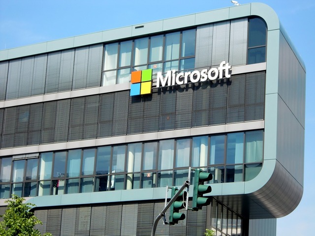 Aproape o treime din codul Microsoft, creat cu ajutorul inteligenței artificiale! 1 aproape 30 din programarea microsoft scrisa cu inteligenta artificiala 68136eab5ab99