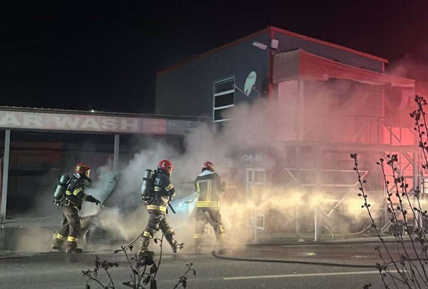 Flăcări devoratoare: Un automobil se transformă în scrum în Palazu Mare, Constanța 1 arde un autoturism in zona palazu mare din constanta 6838be2c3299c
