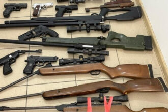 arsenalul descoperit de politisti in urma a 37 de perchezitii in judetul brasov zeci de arme munitie si articole pirotehnice 6835e06687c9f