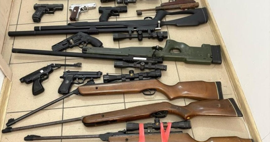 „Captură impresionantă în Brașov: Poliția descoperă un arsenal de arme și muniție în urma a 37 de descinderi” 1 arsenalul descoperit de politisti in urma a 37 de perchezitii in judetul brasov zeci de arme munitie si articole pirotehnice 6835e06687c9f