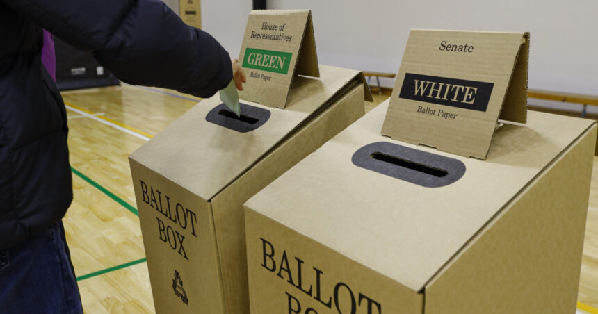 Australienii își aleg sâmbătă viitorul legislativ, iar numărătoarea voturilor a început după închiderea secțiilor de votare. 1 australienii au votat sambata pentru noul parlament a inceput numaratoarea voturilor dupa inchiderea primelor sectii 6815e2ec21536