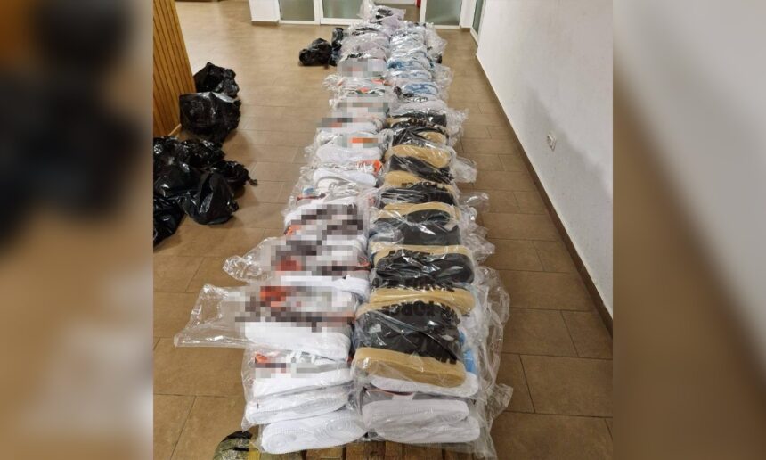 Autocare încărcate cu articole de îmbrăcăminte falsificate, interceptate de forțele de ordine din Constanța: Descoperă locul unde era camuflată încărcătura! 1 autocare pline cu haine contrafacute oprite de politistii din constanta unde era ascunsa marfa 6819c59e0ca42