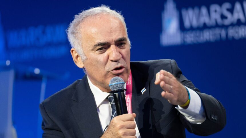 Alerta lui Gary Kasparov: Pericolele pentru România în fața unui președinte extremist 1 avertismentul lui gary kasparov ce risca romania daca va avea un presedinte extremist 6823271a59124
