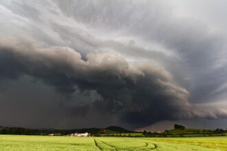 avertizare meteo ploi torentiale descarcari electrice si intensificari ale vantului pana luni in cea mai mare parte a tarii 682ed30ce6190