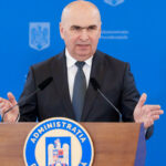 Bolojan comentează propunerea lui Simion de a reduce numărul bugetarilor cu 500.000: O estimare lansată fără fundament, posibil pentru a atrage voturi. 3 bolojan despre planul lui simion de a concedia 500 000 de bugetari fara analiza e o cifra aruncata poate pentru marketing electoral 6821d6464d5c6