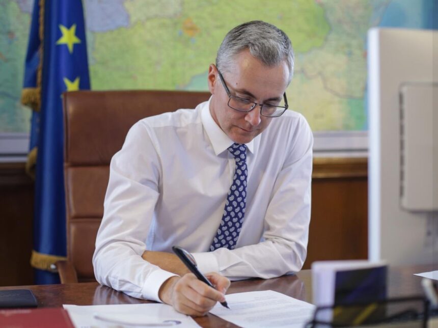 Șoc în politică: Stelian Ion (USR) îl atacă din nou pe Predoiu: Favorit în competiția pentru șefia Ministerului Afacerilor Interne! 1 bomba stelian ion usr iar il arde pe predoiu cap de lista in cursa pentru ministerul afacerilor interne 683737437d47c
