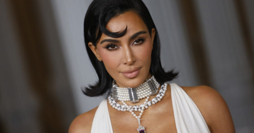 „Bunicii infractori” vor fi judecați în capitala Franței pentru sustragerea podoabelor lui Kim Kardashian. Informații despre jaful din 2016. 1 bunicii talhari vor fi judecati la paris pentru furtul bijuteriilor lui kim kardashian detalii despre jaful din 2016 68146f17d7263