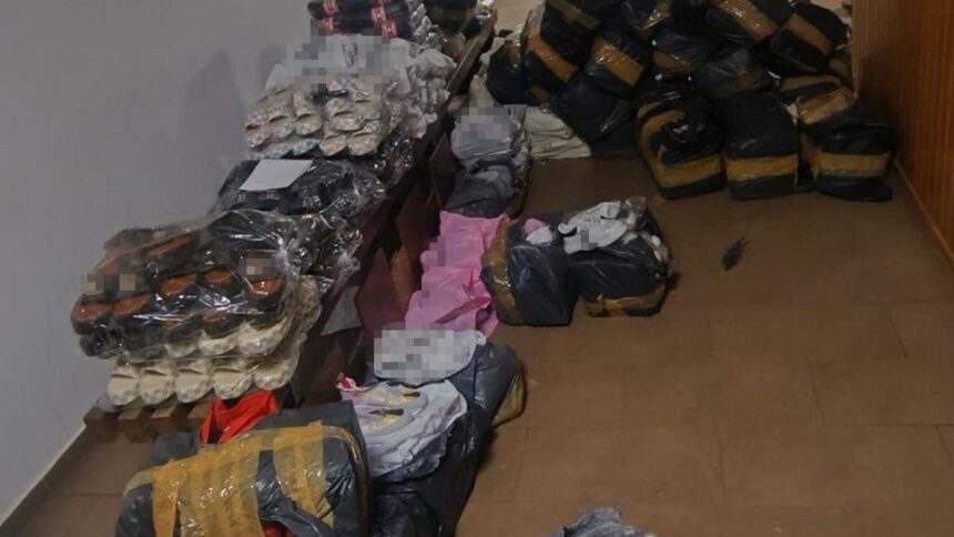 Captură impresionantă: Poliția de Frontieră a descoperit bunuri contrafăcute de aproximativ 700.000 lei! 1 bunuri susceptibile a fi contrafacute in valoare de aproximativ 700 000 lei descoperite de politistii de frontiera din cadrul garzii de coasta 6819caed07a5c