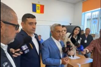 calin georgescu alaturi de simion la vot nu sunt aici pentru a recunoaste o frauda precum aceste alegeri sunt aici pentru a recunoaste puterea democratiei si a votului care ingrozeste si 68170309cc96c