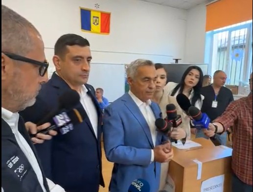 Călin Georgescu, prezent alături de Simion la urne: „Nu vin să admit o înșelătorie, ci să celebrez forța democrației și a votului, care sperie sistemul” 1 calin georgescu alaturi de simion la vot nu sunt aici pentru a recunoaste o frauda precum aceste alegeri sunt aici pentru a recunoaste puterea democratiei si a votului care ingrozeste si 68170309cc96c