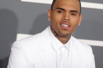 cantaretul chris brown a fost arestat si pus sub acuzare pentru agresiune si vatamare corporala in regatul unit 6826e8511d78a