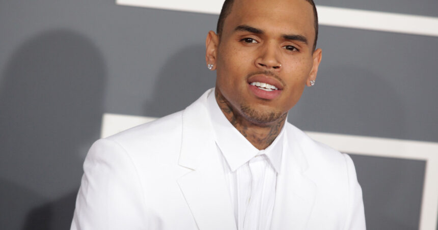 Chris Brown, artistul controversat, reținut în Regatul Unit pentru agresiune și vătămare! 1 cantaretul chris brown a fost arestat si pus sub acuzare pentru agresiune si vatamare corporala in regatul unit 6826e8511d78a