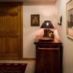 Casalux.ro - 7 soluții ingenioase pentru transformarea holului tău 3 casalux ro 7 idei usor de aplicat pentru amenajarea holului 6826dbd2e58e3