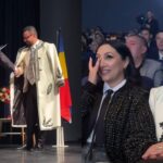 Cătălin Măruță, onorat cu titlul de cetățean de onoare al Târgu Jiu. Primarul l-a aplaudat, iar Andra a fost copleșită de lacrimi. „Acesta este locul în care mi-am petrecut copilăria.” 2 catalin maruta cetatean de onoare al orasului targu jiu primarul l a felicitat iar andra a plans de emotie e locul unde am copilarit 68341667b9db4