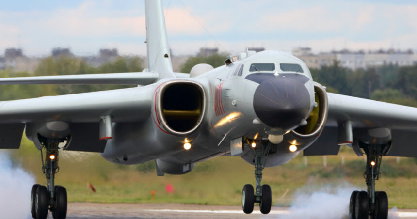 Zboruri de Supraveghere: Bombardierele Chineze la Granița Controversată din Marea Chinei de Sud 1 cele mai avansate bombardiere chineze vazute pe o insula disputata din marea chinei de sud 6837359c63641