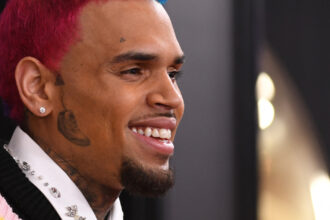 chris brown a fost arestat in marea britanie este acuzat ca a atacat un producator muzical cu o sticla 68275648ce7a8