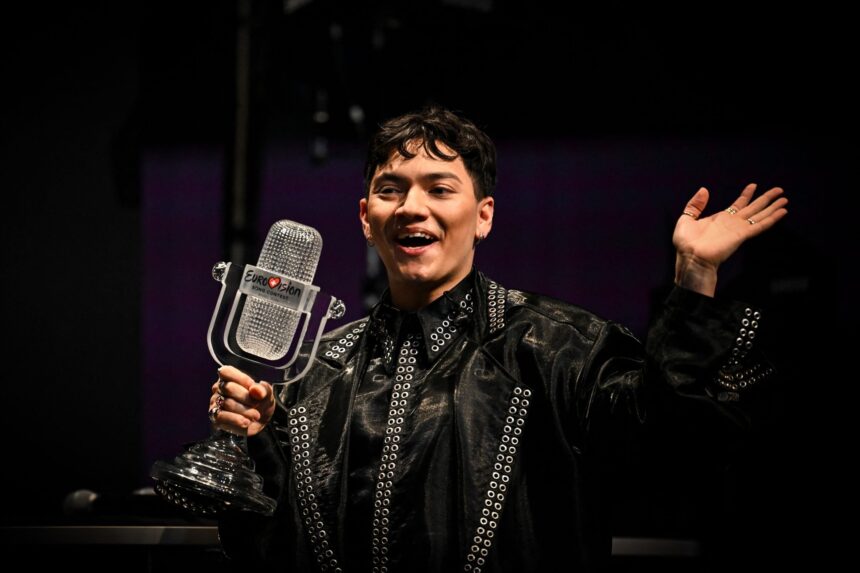 Descoperă povestea lui Johannes Pietsch, câștigătorul Eurovision 2025, copilăria sa în Dubai și moștenirea culinară a mamei sale! 1 cine este johannes pietsch artistul care a castigat eurovision 2025 a copilarit in dubai iar mama lui a fost bucatareasa 682b2cbf7edb2
