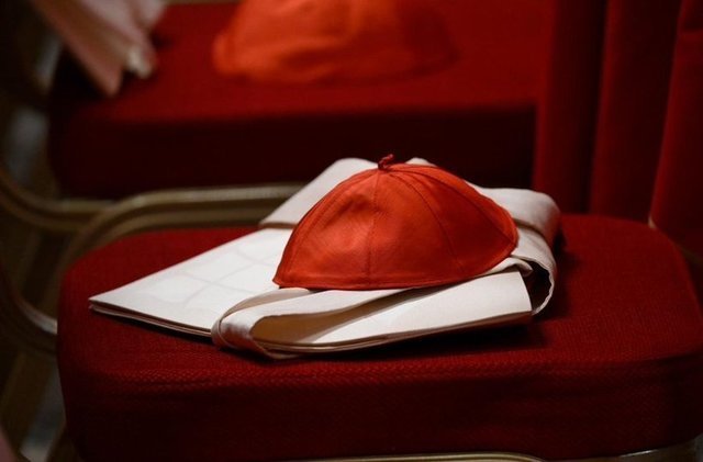 Cine va purta coroana papală? Cardinalii se reunesc în taină pentru a desemna viitorul lider spiritual. 1 cine va fi noul papa cardinalii se aduna pentru a l alege in cel mai mare secret pe viitorul pontif 681b01ea20861
