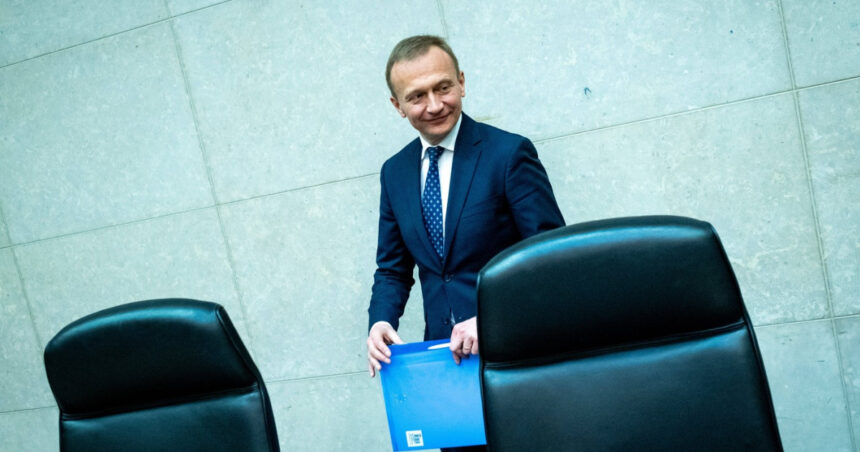 Comisarul European: Mecanismul ce permite stoparea fondurilor UE pentru un stat membru rămâne în vigoare 1 comisar european mecanismul care permite suspendarea fondurilor ue pentru un stat membru va fi mentinut 681a480792dba