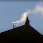 Un nou lider spiritual, fum alb răspândit deasupra Capelei Sixtine din Vatican 2 conclavul a ales un nou papa fum alb la capela sextina din vatican 681cda5934c3e