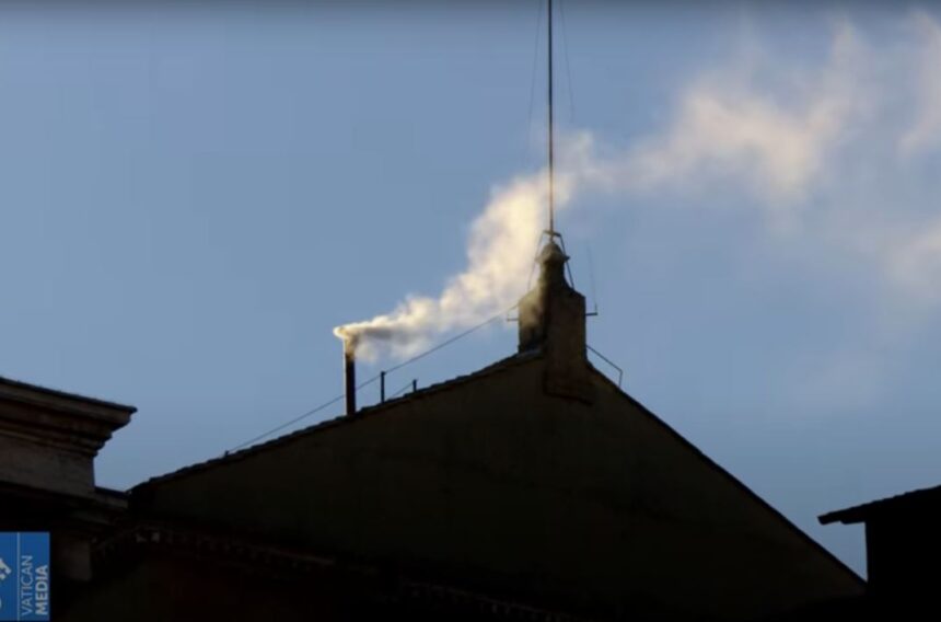 Un nou lider spiritual, fum alb răspândit deasupra Capelei Sixtine din Vatican 1 conclavul a ales un nou papa fum alb la capela sextina din vatican 681cda5934c3e