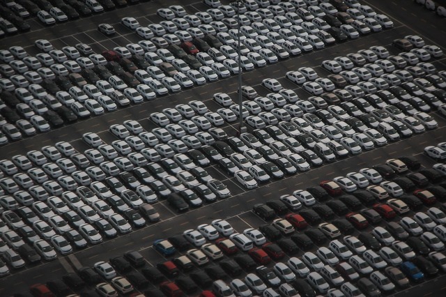 Consiliul Concurenței își îndreaptă atenția asupra a șase importatori auto, investigând posibile înțelegeri în domeniul serviciilor de întreținere și reparație auto, precum și în sectorul distribuției de piese de schimb. 1 consiliul concurentei a efectuat inspectii la sase importatori auto presupuse intelegeri pe piata serviciilor de intretinere si reparare a autovehiculelor si pe piata distributiei de piese de schimb 682c5b1c6e5e7
