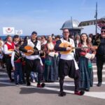 Constanța: 12 comunități etnice din Dobrogea strălucesc la Festivalul Costumelor și Tradițiilor Românești. Descoperă traseul! 2 constanta 12 etnii din dobrogea prezente astazi la parada etniilor si a costumelor traditionale autentice romanesti vezi aici traseul 6832d67c49293