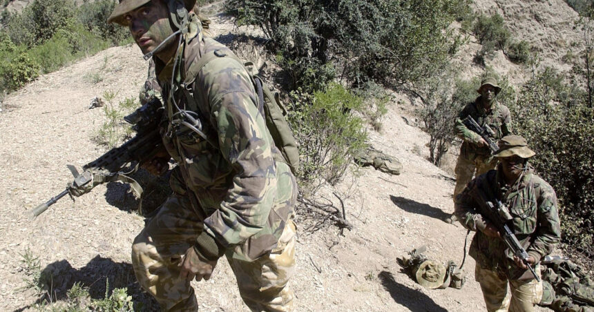 „Martorii ororilor: Copiii prizonieri și brutalitatea soldaților britanici” 1 copii legati de maini si impuscati marturii in premiera despre crimele de razboi comise de militari din trupele speciale britanice 68219f055b458