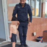 Un micuț de 4 ani descoperit pe stradă de către polițiști, după o cădere de la etajul 1, rătăcind fără direcție și fără să știe cum să revină acasă. 2 copil de 4 ani gasit dezbracat pe strada de politisti dupa ce a cazut de la etajul 1 era dezorientat si nu stia sa ajunga acasa 683a0d2ca0f7a
