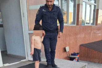 copil de 4 ani gasit dezbracat pe strada de politisti dupa ce a cazut de la etajul 1 era dezorientat si nu stia sa ajunga acasa 683a0d2ca0f7a