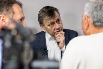 crin antonescu dezlantuit in turul 2 se confrunta doua secte voi vota cu cine va dovedi ca are libertatea unei minime nuante 681f63d4a715a