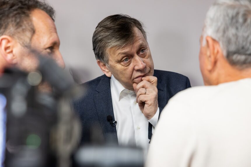 Crin Antonescu își exprimă furia: „În runda a doua se află față în față două grupări! Voi susține pe cel care va demonstra că are curajul de a aduce o mică diversitate în viziuni” 1 crin antonescu dezlantuit in turul 2 se confrunta doua secte voi vota cu cine va dovedi ca are libertatea unei minime nuante 681f63d4a715a