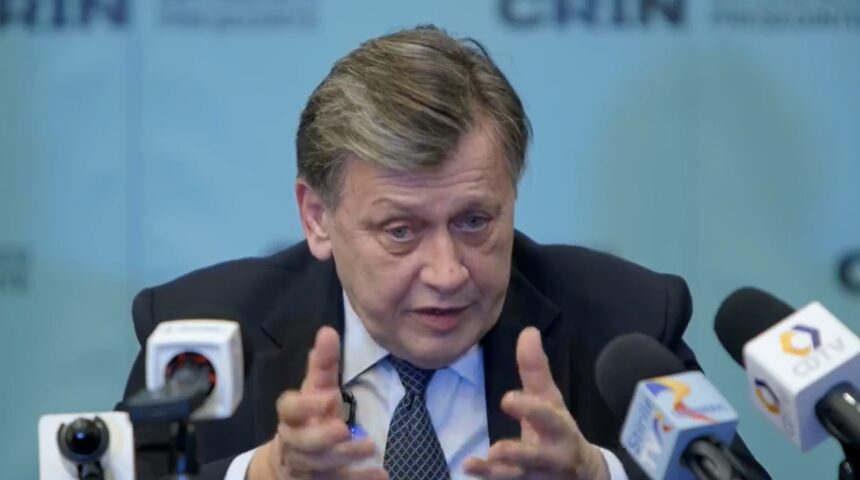 Crin Antonescu refuză să se alinieze unei noi „misiuni salvatoare” pentru țară: „Nicușor Dan, omul din umbră cu aere de erou, sprijinit de Băsescu” 1 crin antonescu nu vrea sa fie luat in turma pentru o noua salvare a tarii nicusor dan securistoidul care joaca rolul de salvator susti 681c5d310fd61