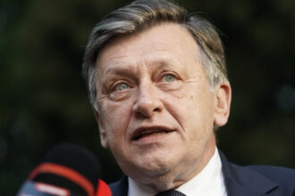 crin antonescu pe facebook daca voturile psd veneau spre mine insemnau stagnare si sistem daca ar merge la dan ar fi bune 681c4b96ac261
