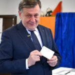 Crin Antonescu sugerează înființarea unei noi formațiuni politice de dreapta: „Structura ocultă de influență din jurul lui Dan a triumfat din nou” 2 crin antonescu propune crearea unui nou partid de dreapta reteaua securistico propagandistica din spatele lui dan a castigat din nou 682c9f154dcfe