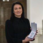 Cristina Neagu strălucește în totalitate îmbrăcată în negru, primind distincția din mâna lui Ilie Bolojan. Află prețul genții care completează perfect ținuta sa rafinată! 2 cristina neagu in negru din cap pana in picioare cand a fost decorata de ilie bolojan cat costa geanta pe care a asortat o la rochia eleganta 6823045dda49e