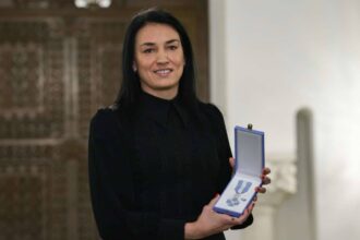 cristina neagu in negru din cap pana in picioare cand a fost decorata de ilie bolojan cat costa geanta pe care a asortat o la rochia eleganta 6823045dda49e