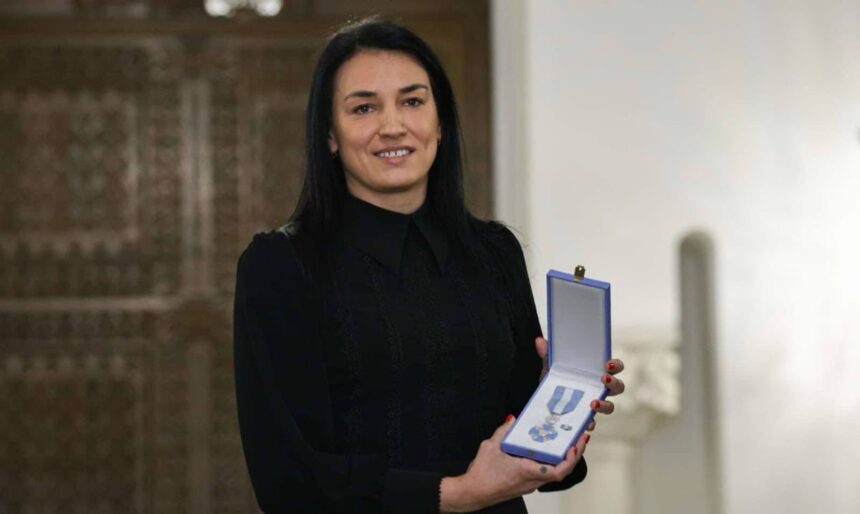 Cristina Neagu strălucește în totalitate îmbrăcată în negru, primind distincția din mâna lui Ilie Bolojan. Află prețul genții care completează perfect ținuta sa rafinată! 1 cristina neagu in negru din cap pana in picioare cand a fost decorata de ilie bolojan cat costa geanta pe care a asortat o la rochia eleganta 6823045dda49e
